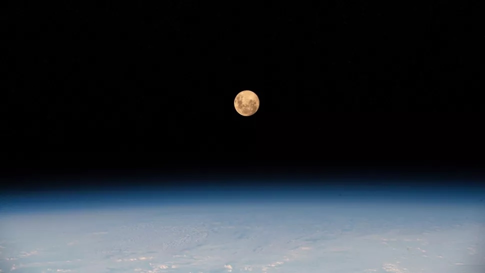 "Siêu trăng" ngày 26/4/2021 được nhìn thấy từ Trạm Vũ trụ quốc tế. Ảnh: NASA.
