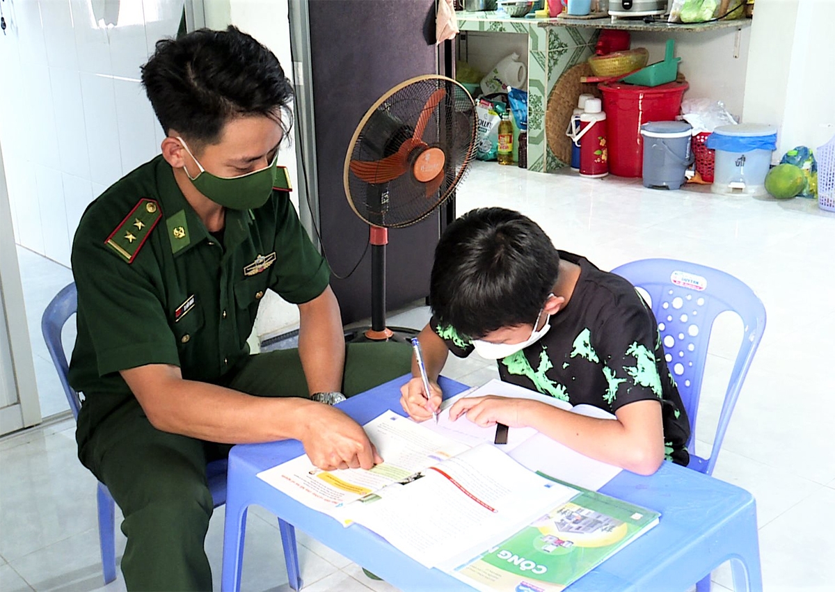 Cán bộ Đồn Biên phòng Thanh Hải thường xuyên đến kèm cặp, giúp đỡ em Bảo trong học tập
