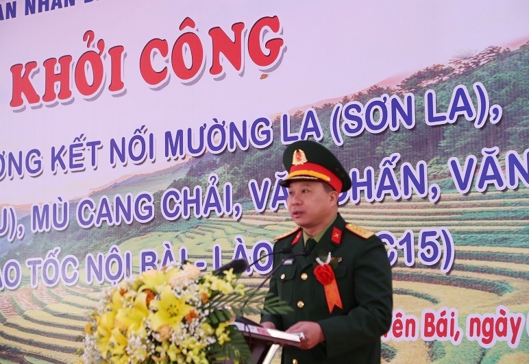 Đại tá Nguyễn Hữu Ngọc - Tư lệnh Binh đoàn 12, Chủ tịch Hội đồng thành viên kiêm Tổng Giám đốc Tổng Công ty Xây dựng Trường Sơn, thay mặt các nhà thầu phát biểu tại buổi lễ