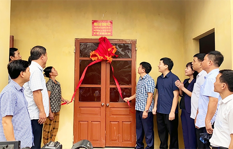 Ủy ban MTTQ Việt Nam tỉnh Yên Bái trao Nhà Đại đoàn kết cho gia đình bà Sầm Thị Trình, là hộ nghèo đặc biệt khó khăn ở xã Liễu Ðô, huyện Lục Yên (Yên Bái)