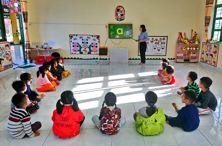Những năm qua, tỉnh Phú Yên đặc biệt quan tâm đầu tư nâng cao chất lượng giáo dục đào tạo. (Trong ảnh: Tăng cường tiếng Việt cho học sinh DTTS tại Trường mẫu giáo Ea Bia, huyện Sông Hinh)