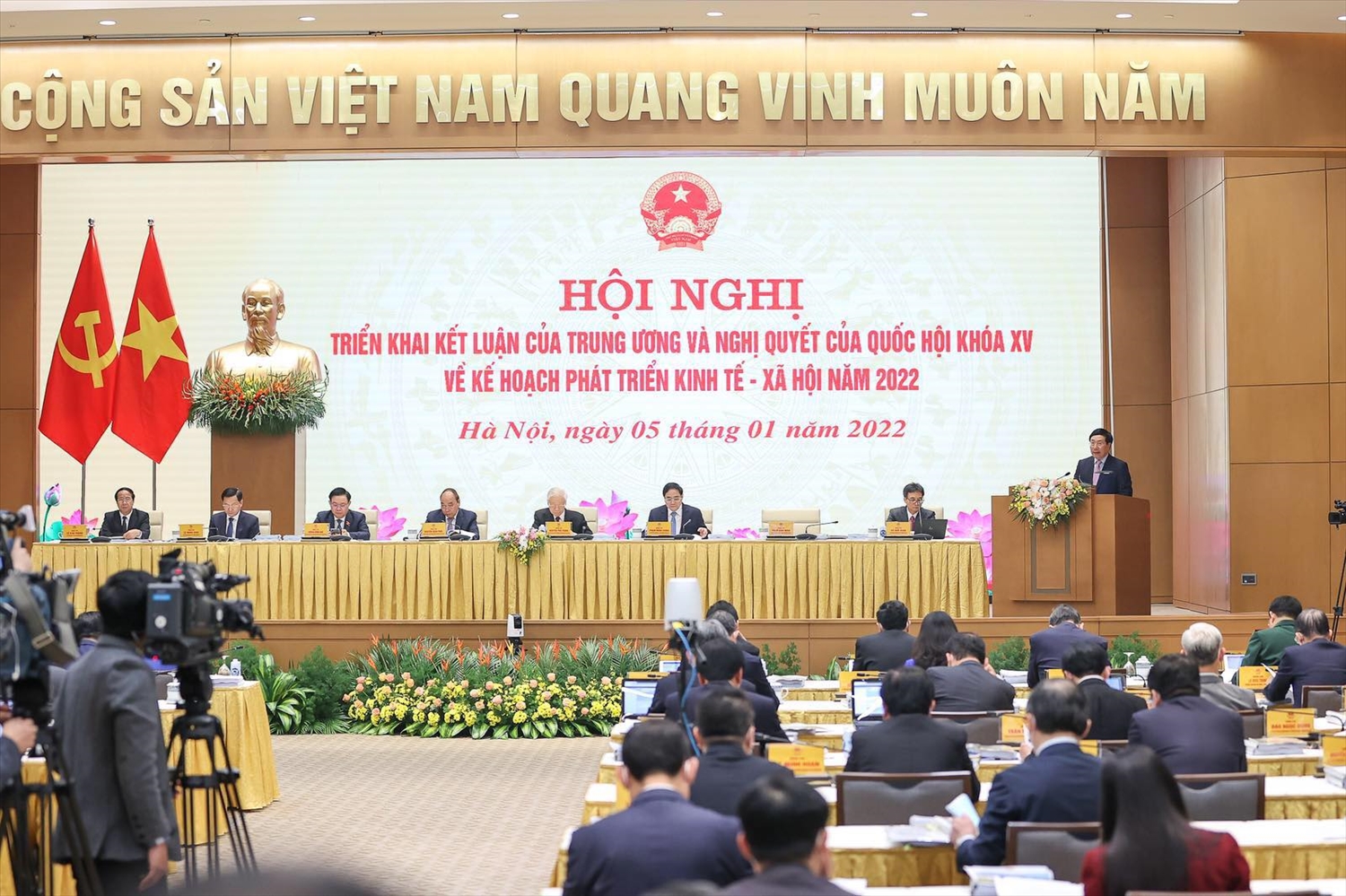 Phó Thủ tướng Thường trực Chính phủ Phạm Bình Minh trình bày Báo cáo về công tác chỉ đạo, điều hành và kết quả thực hiện kế hoạch phát triển kinh tế-xã hội năm 2021; phương hướng, nhiệm vụ năm 2022. Ảnh: VGP/Nhật Bắc