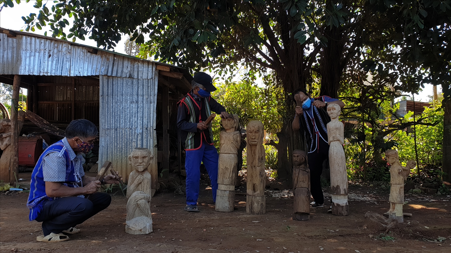 Các nghệ nhân ở xã Ia Ka, huyện Chư Păh (tỉnh Gia Lai) đang sáng tạo, chế tác tượng gỗ