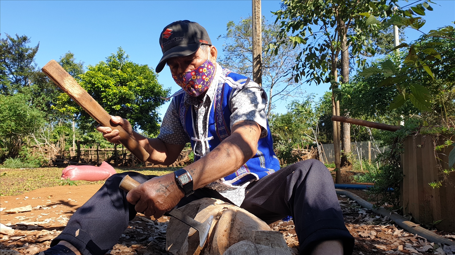 Nghệ nhân Ưu tú Ksoh Krôh (xã Ia Ka, huyện Chư Păh) hiện nay là bậc thầy trong nghề tạc tượng tại địa phương