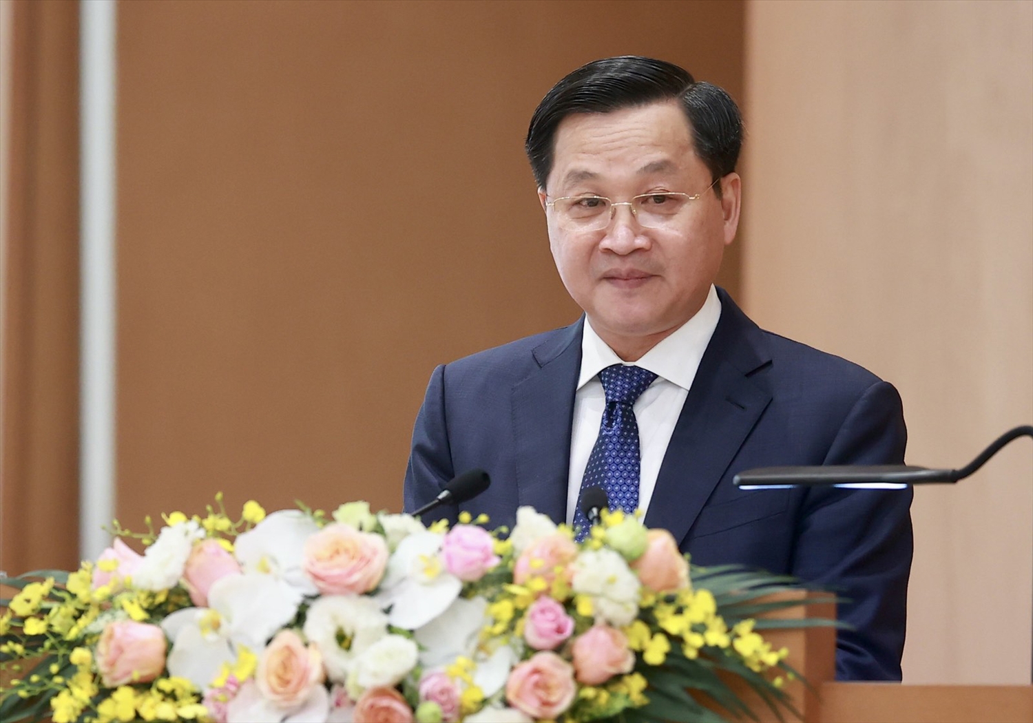 Phó Thủ tướng Lê Minh Khái: Năm 2022, Chính phủ phấn đấu tăng trưởng GDP đạt 6 - 6,5%; đẩy nhanh tiêm vắc xin cho trẻ em, tiêm mũi tăng cường, bảo đảm khoa học, hiệu quả... (Ảnh: VGP/Nhật Bắc)