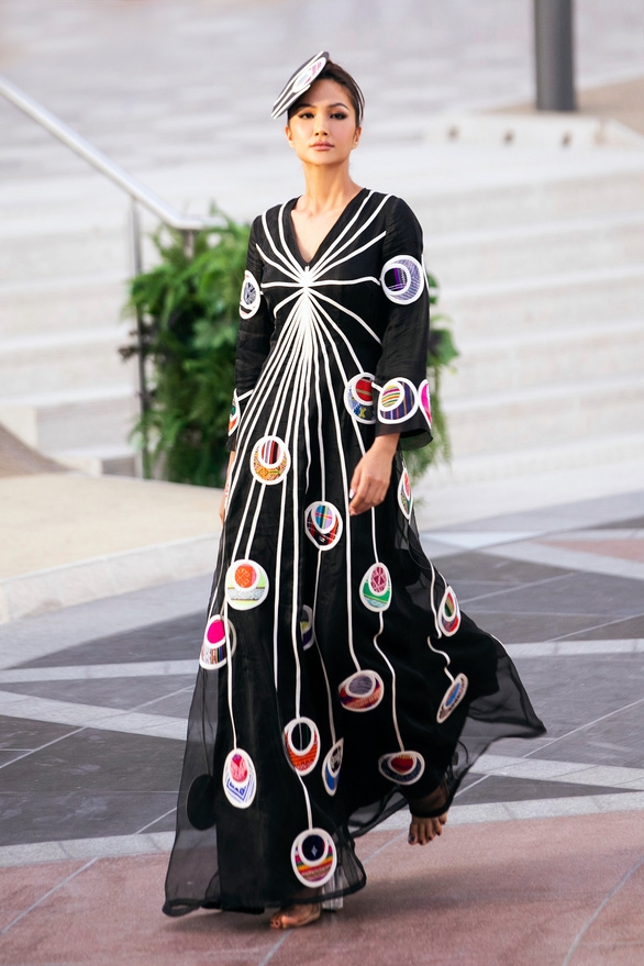 Hoa hậu H’Hen Niê xuất hiện với vai trò vedette, kết màn cho bộ sưu tập của cố NTK Diego Chula với bộ đầm chữ A bằng lụa tơ tằm có điểm nhấn là những đường kẻ và hình tròn họa tiết thổ cẩm mang màu sắc tương phản