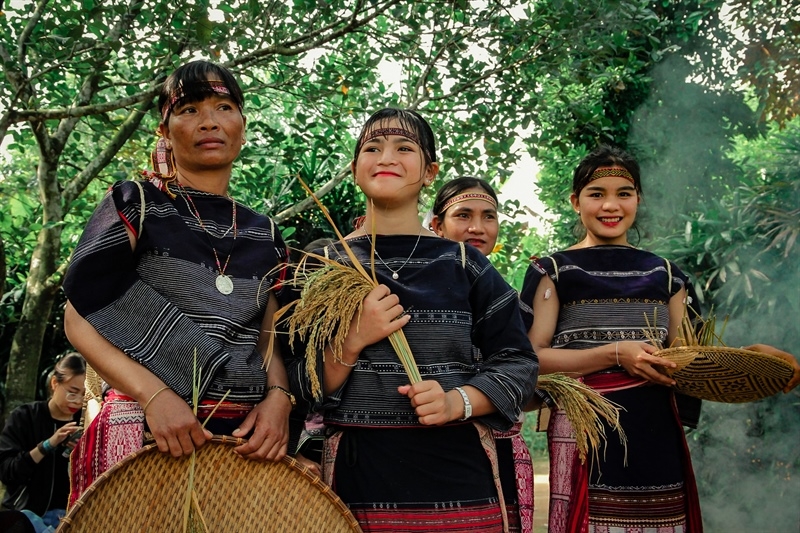 Tết mừng lúa mới còn là dịp để những thiếu nữ Ba Na khoe những bộ trang phục thổ cẩm truyền thống, khoe sự khéo léo của mình