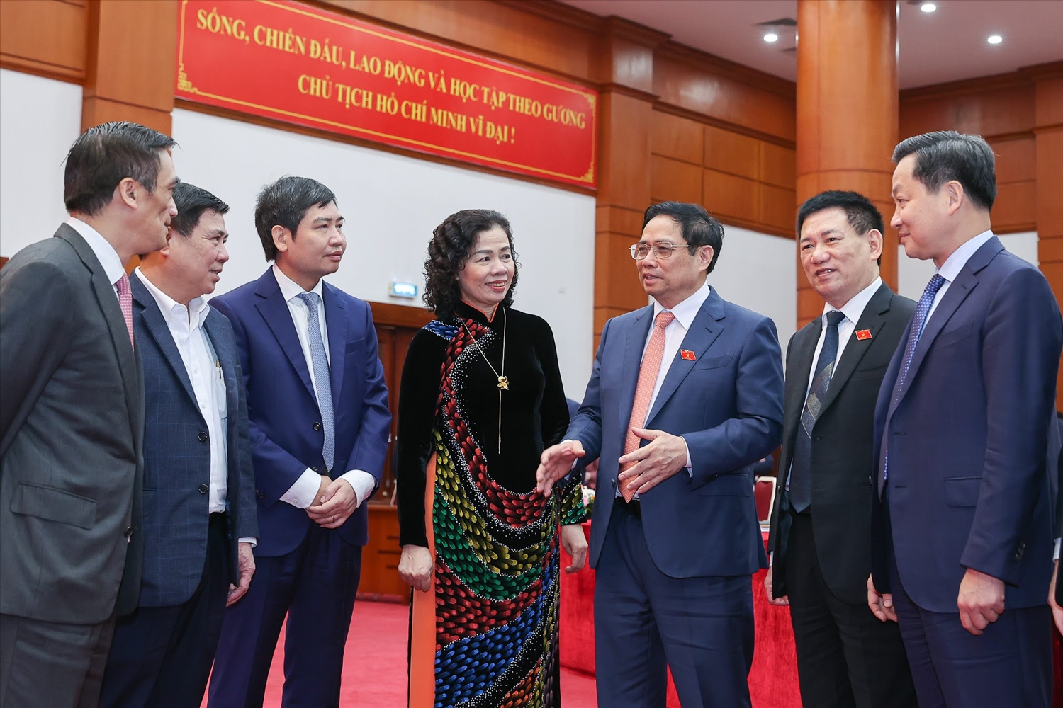 Thủ tướng Phạm Minh Chính, Phó Thủ tướng Lê Minh Khái trao đổi với lãnh đạo Bộ Tài chính. Ảnh: VGP/Nhật Bắc
