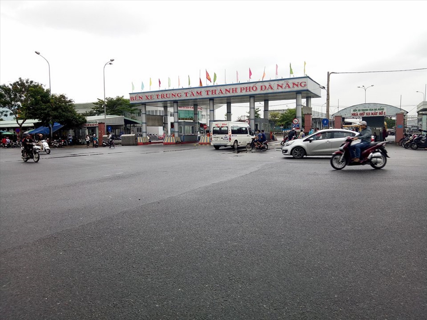 Bến xe Đà Nẵng vắng tanh dù nhiều doanh nghiệp vận tải đã mở bán vé xe Tết.