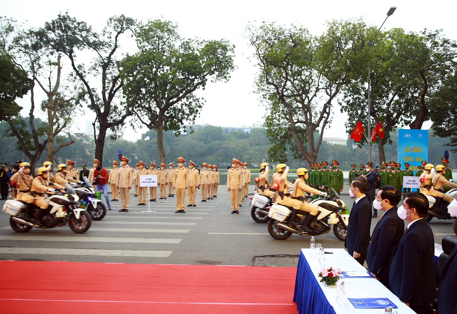 Phó Thủ tướng Phạm Bình Minh và các đại biểu chứng kiến các lực lượng chức năng ra quân. (Ảnh: VGP/Hải Minh)
