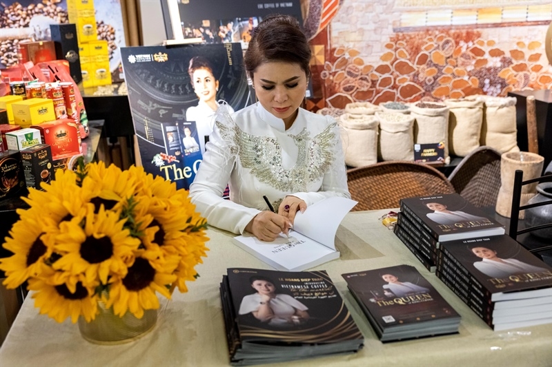 Bà Lê Hoàng Diệp Thảo ra mắt cuốn tự truyện mới nhân dịp Tuần lễ cà phê Việt Nam tại EXPO 2020 Dubai