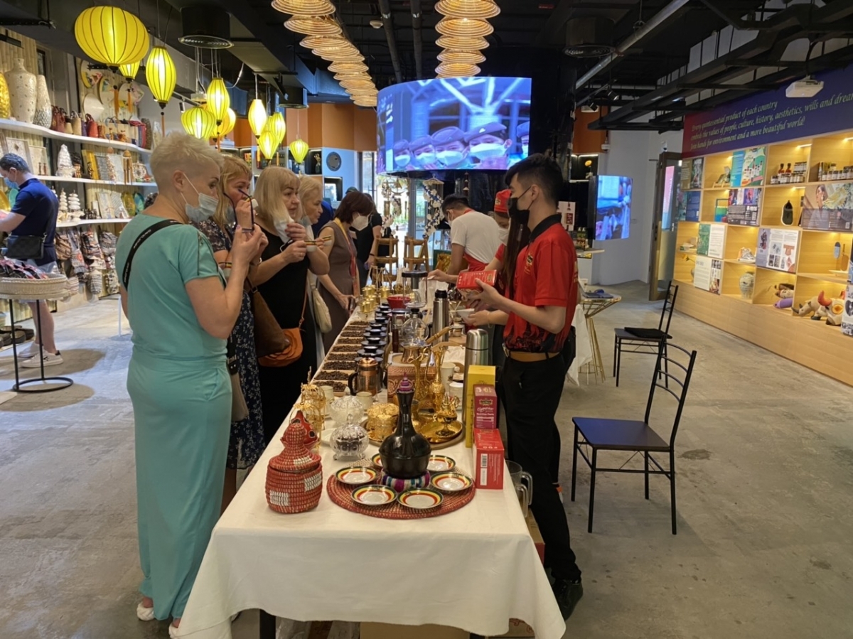 Khách tham quan tìm hiểu và thưởng thức cà phê Việt Nam tại Nhà Triển lãm Việt Nam. Nguồn: Cục Hợp tác quốc tế