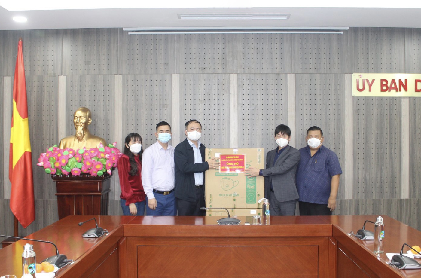 Ủy ban Dân tộc tiếp nhận khẩu trang y tế thông qua Ủy ban Trung ương MTTQ Việt Nam