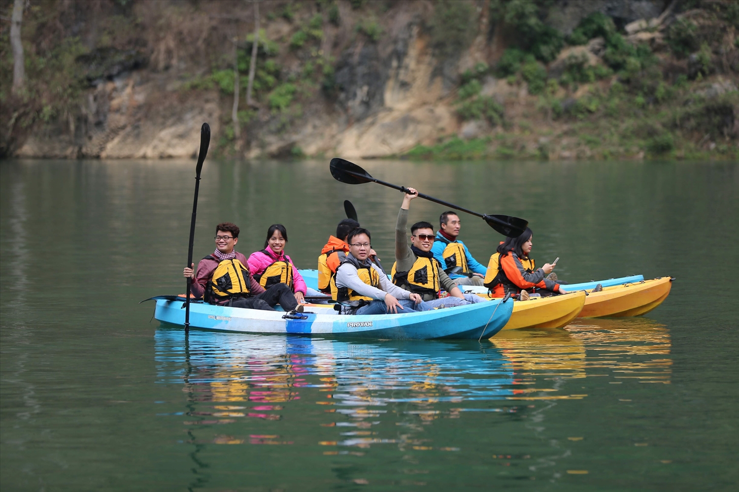Nhiều du khách còn có thể trải nghiệm thuyền kayak nếu muốn