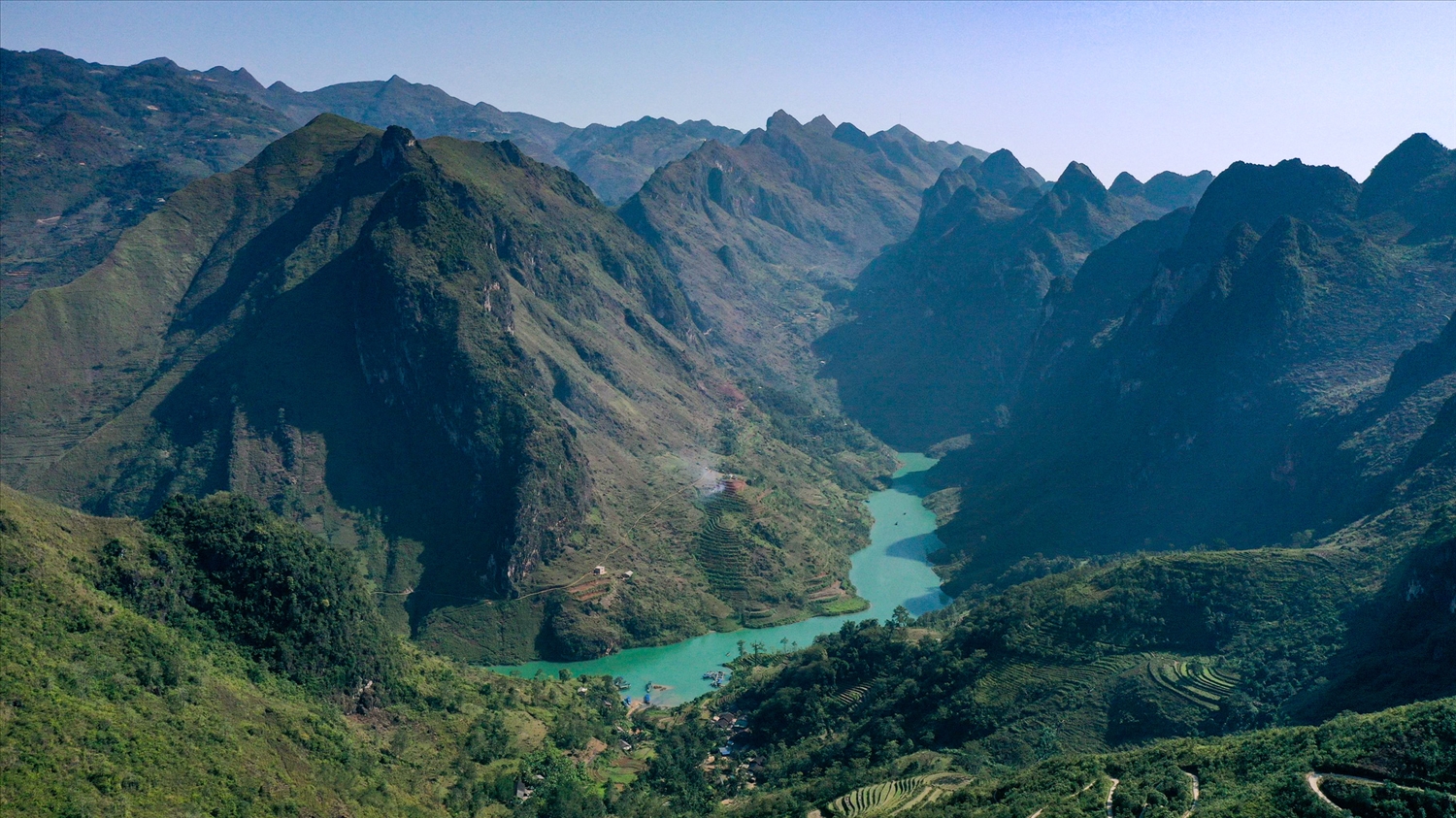 Hẻm vực Tu Sản nằm trong thung lũng có kiến tạo địa chất độc nhất vô nhị ở Việt Nam. Những năm gần đây, khu vực này mới được nhiều du khách biết đến