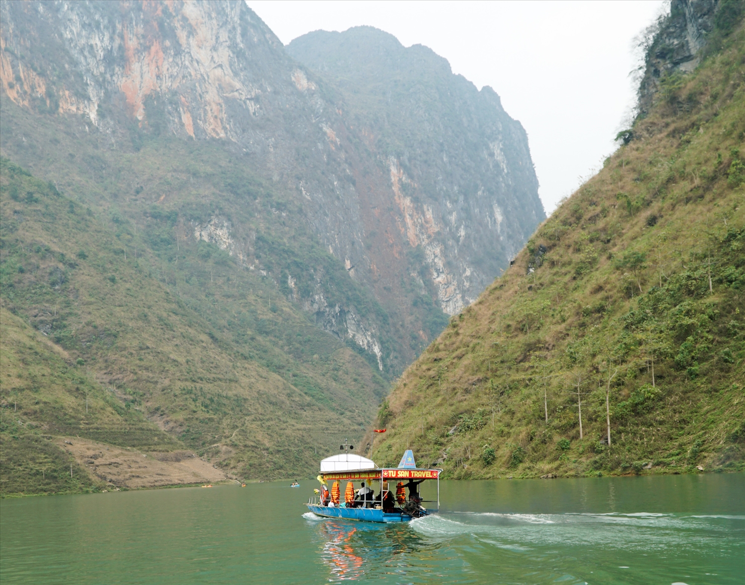 Sau khi thủy điện chặn dòng, sông Nho Quế trở nên tĩnh lặng hơn, người dân mới bắt đầu cho thuyền máy đưa đón du khách đến tận chân vách núi