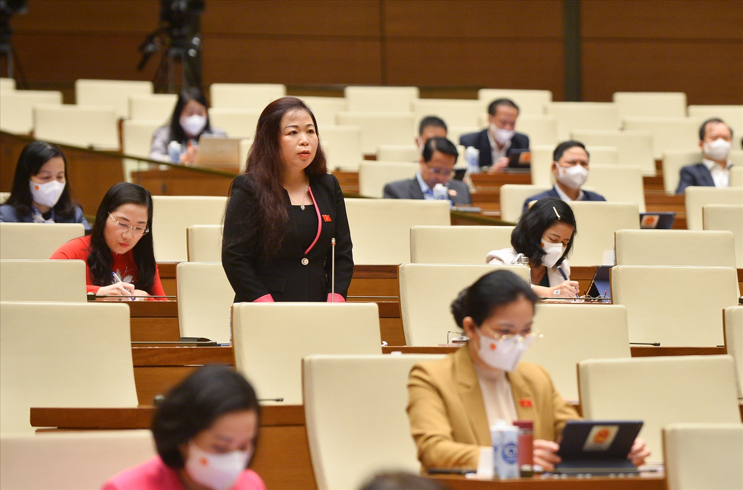 Đại biểu Vũ Thị Lưu Mai, Đoàn ĐBQH Tp. Hà Nội phát biểu từ điểm cầu Hội trường Diên Hồng, Nhà Quốc hội