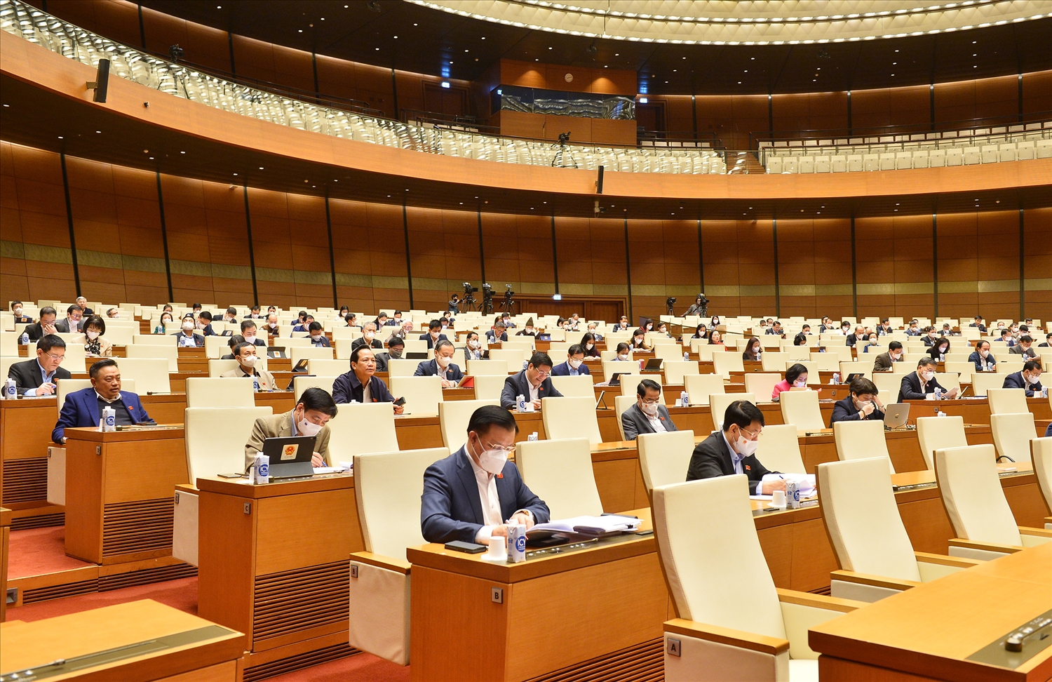 Các vị Đại biểu Quốc hội tham dự phiên thảo luận tại hội trường Diên Hồng, Nhà Quốc hội 
