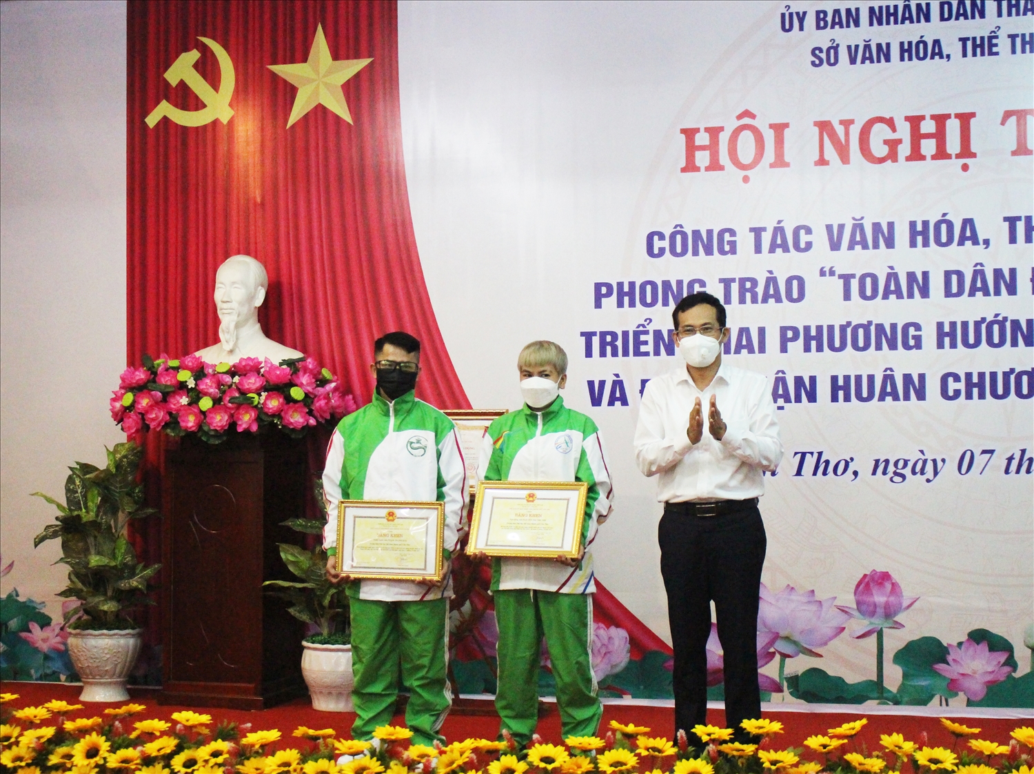 Vận động viên Boxing Nguyễn Thị Thu Nhi (ở giữa) nhận Bằng khen của Chủ tịch UBND TP. Cần Thơ 