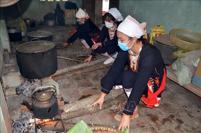 Người Dao xã Cẩm Liên nấu nướng để sử dụng trong lễ đón "Tết năm cùng"