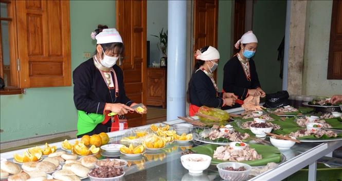 Người dân tộc Dao chuẩn bị đồ ăn trong ngày "Tết năm cùng"