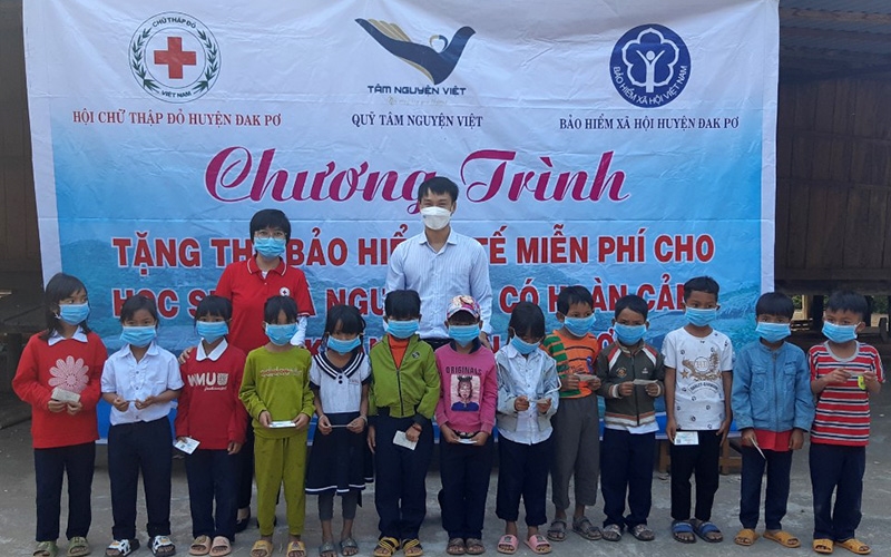 Tặng thẻ BHYT cho học sinh con em đồng bào DTTS xã Hà Tam (huyện Đak Pơ)