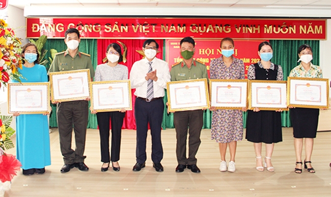 Phó Chủ tịch UBND tỉnh Đồng Nai Nguyễn Sơn Hùng trao Bằng khen của UBND tỉnh cho tập thể, cá nhân có đóng góp tích cực trong công tác dân tộc