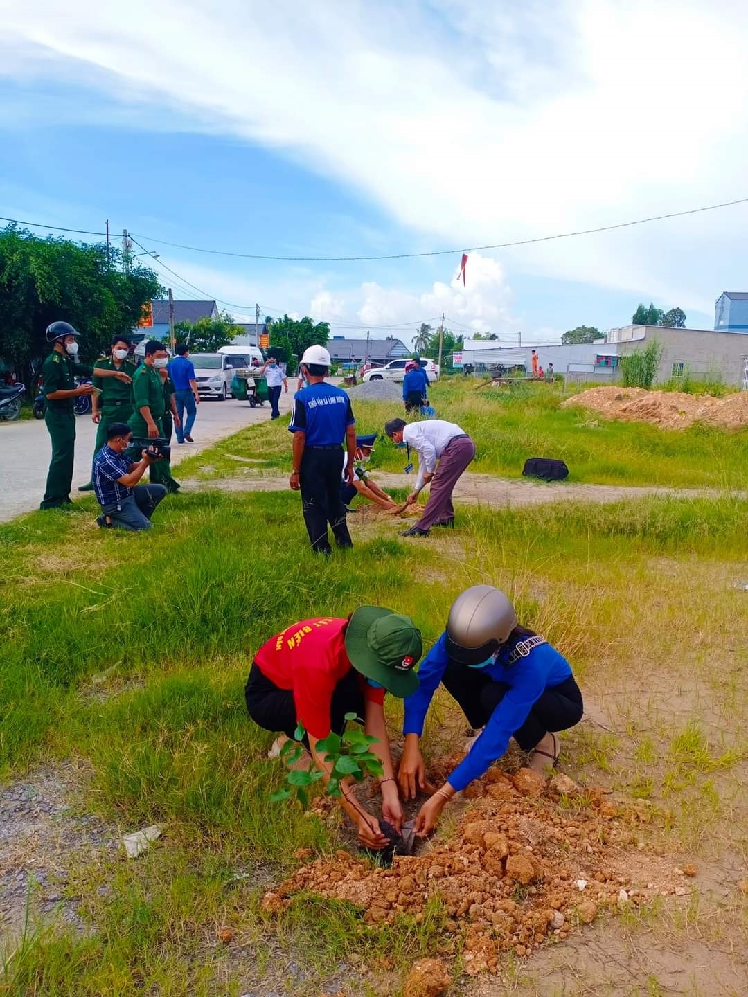 Người dân xã Lình Huỳnh chung tay xây dựng những tuyến đường xanh
