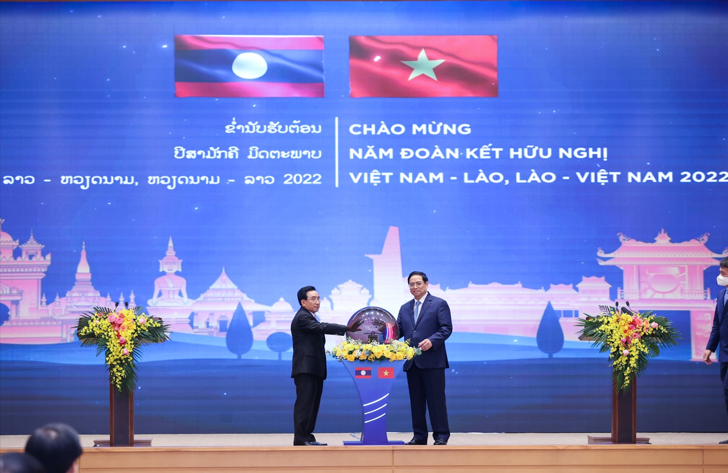 Thủ tướng Phạm Minh Chính và Thủ tướng Lào Phankham Viphavanh chính thức phát động “Năm Đoàn kết hữu nghị Việt Nam - Lào, Lào - Việt Nam 2022”. Ảnh: VGP/Nhật Bắc