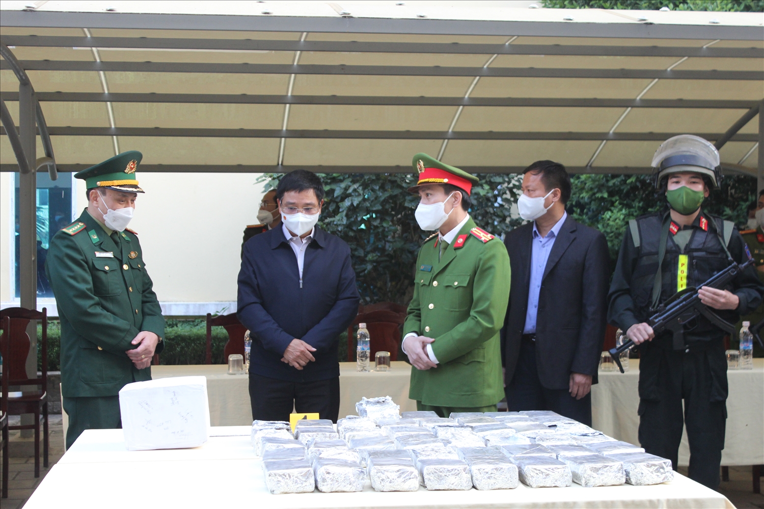 Đồng chí Nguyễn Văn Thăng, Ủy viên Trung ương Đảng, Bí thư Tỉnh ủy Điện Biên (thứ hai từ trái qua) đến động viên các lực lượng tham gia chuyên án