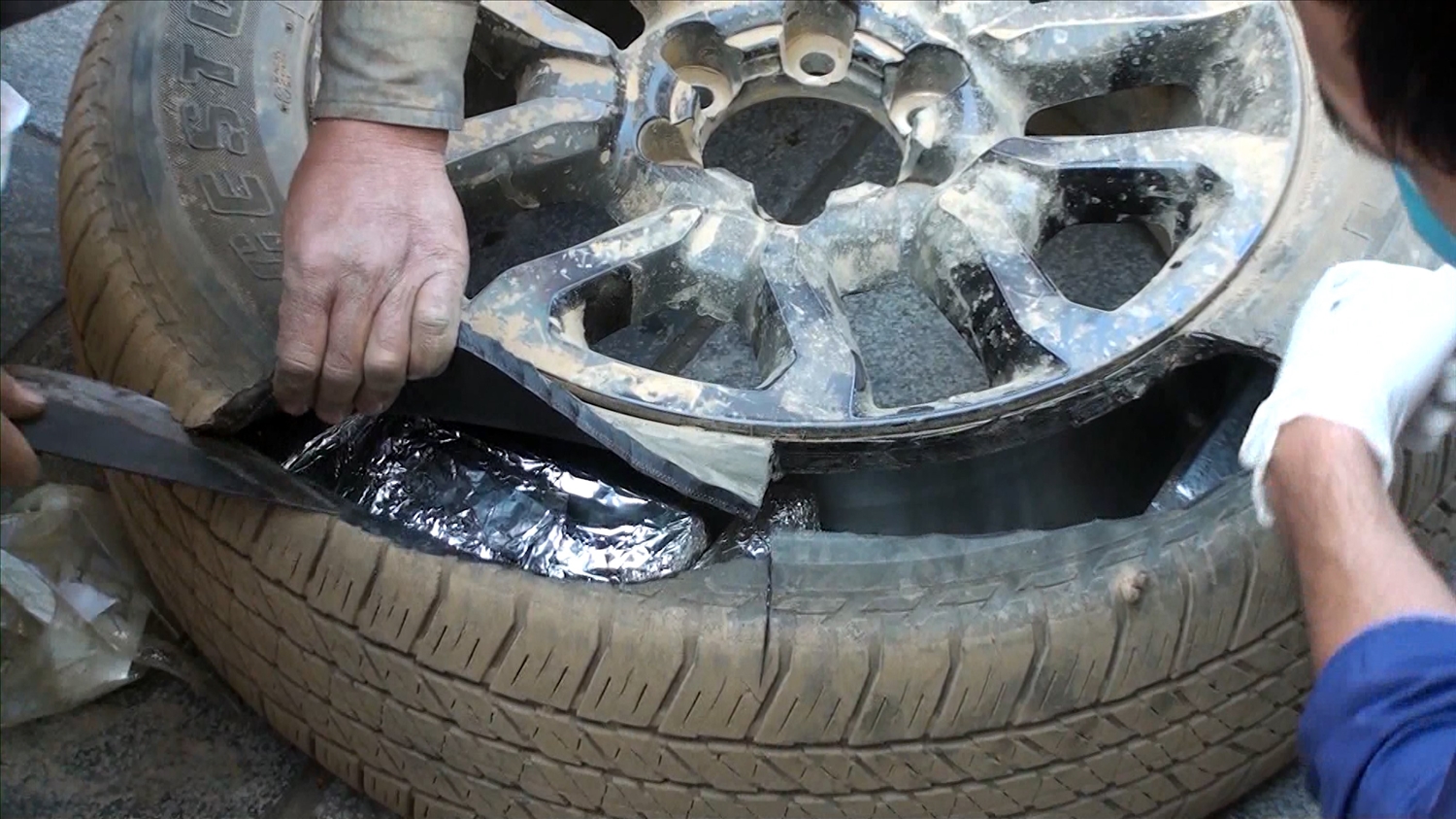 Ma túy được giấu trong lốp xe ôtô