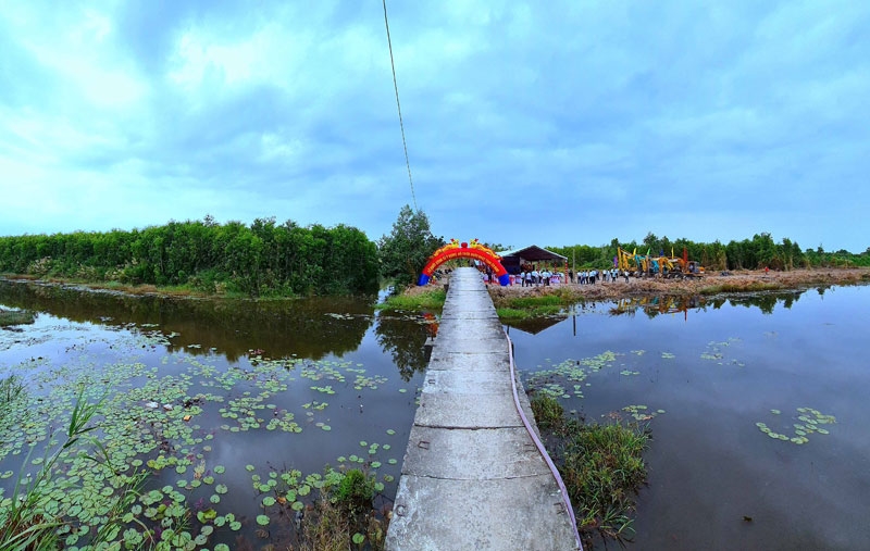 Khu vực rộng lớn hơn 100 ha ở miệt rừng U Minh hạ được sử dụng để xây dựng hồ chứa nước ngọt. 