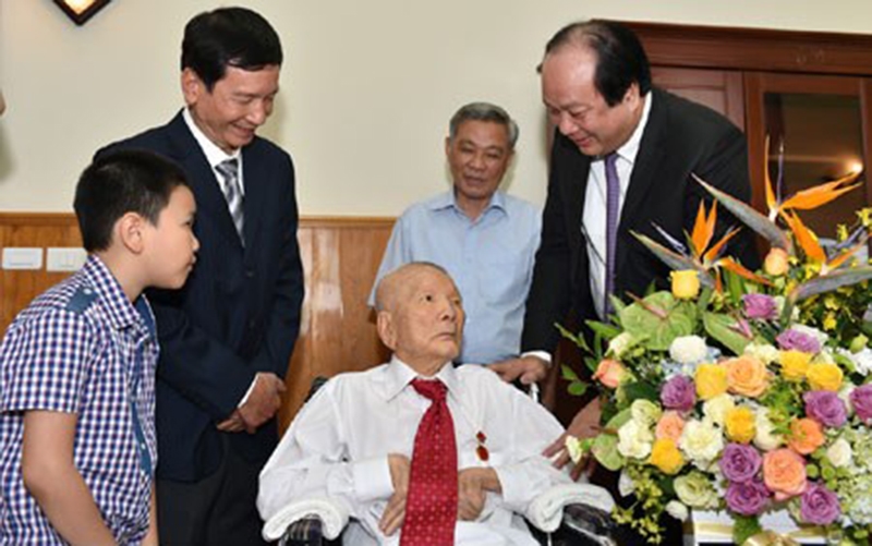 Bộ trưởng, Chủ nhiệm Văn phòng Chính phủ Mai Tiến Dũng hỏi thăm sức khỏe đồng chí Nguyễn Côn hồi năm 2017. (Ảnh: Văn phòng Chính phủ/TTXVN)