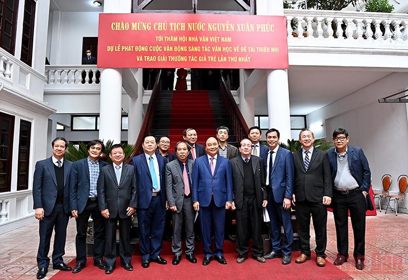  Chủ tịch nước Nguyễn Xuân Phúc và các lãnh đạo Hội Nhà văn Việt Nam và các đại biểu. (Ảnh: ĐĂNG KHOA)