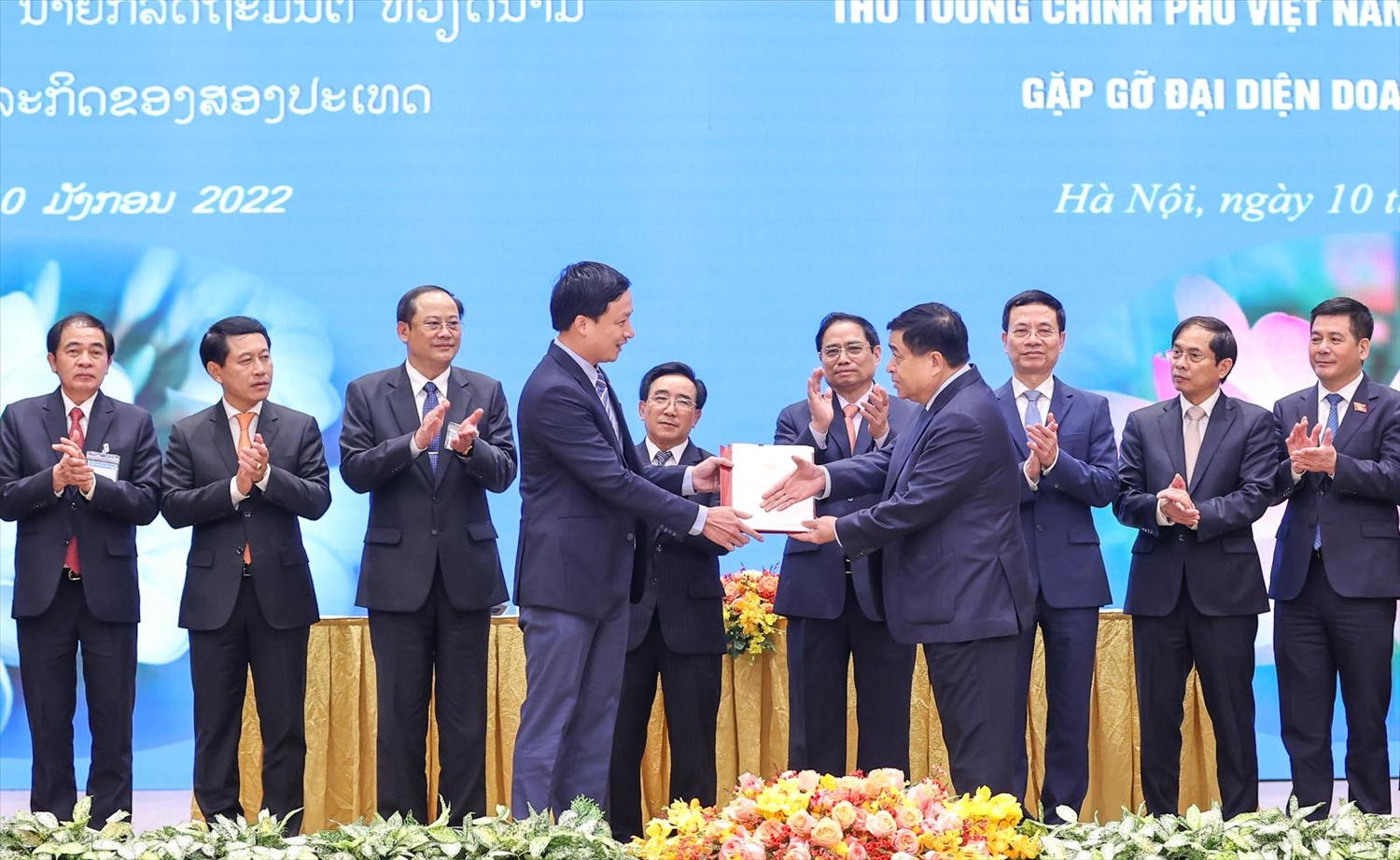 Thủ tướng Phạm Minh Chính và Thủ tướng Lào Phankham Viphavanh chứng kiến trao thoả thuận hợp tác đầu tư cho các doanh nghiệp - .Ảnh: VGP/Nhật Bắc