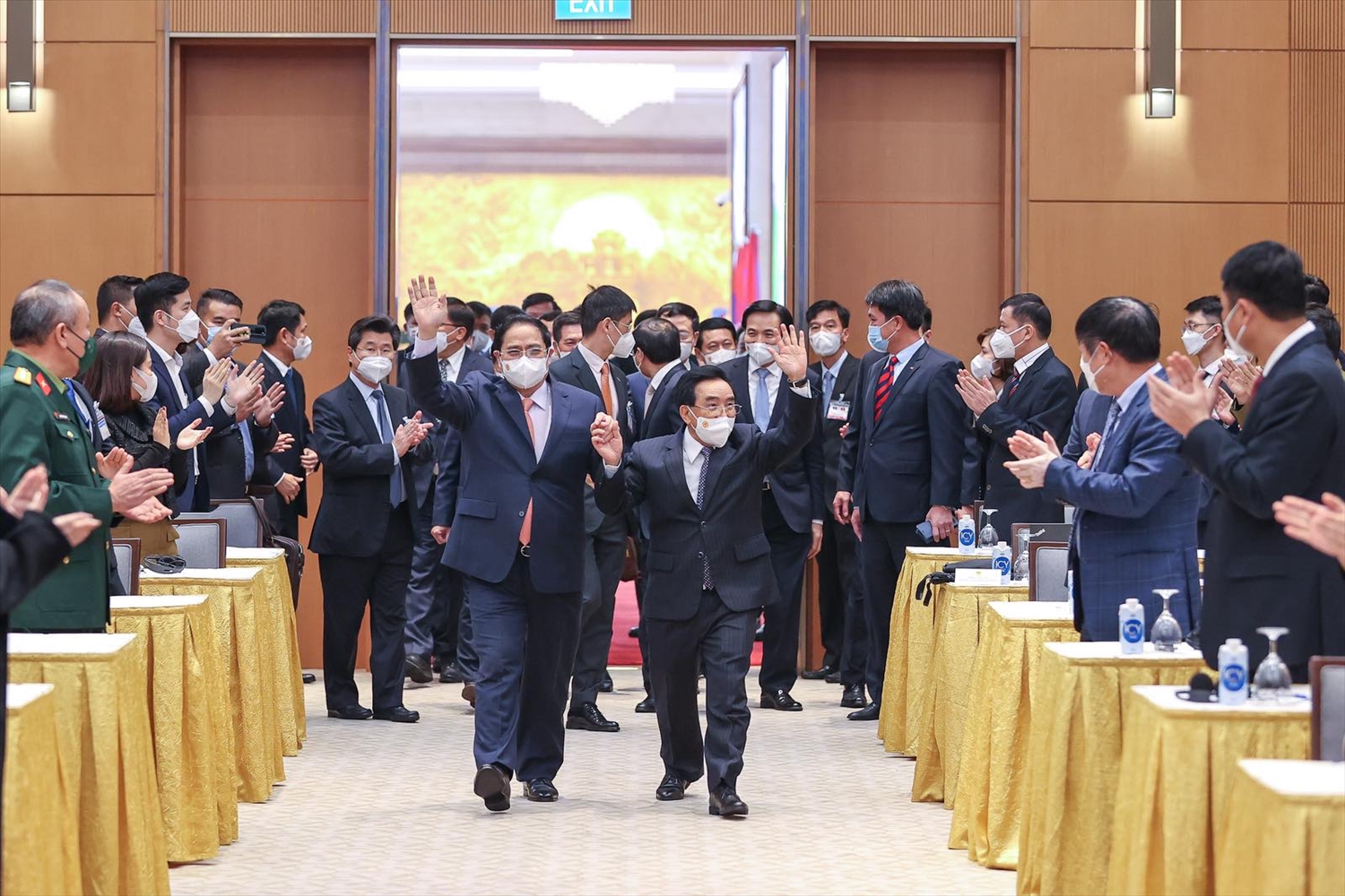 Thủ tướng Phạm Minh Chính và Thủ tướng Lào Phankham Viphavanh tới dự cuộc gặp mặt đại diện doanh nghiệp hai nước - Ảnh: VGP/Nhật Bắc