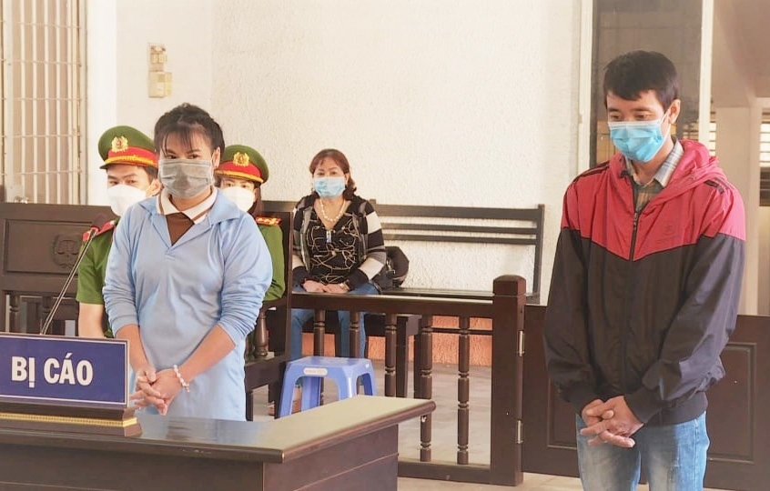 Hai đối tượng Nguyễn Thị Bích Vi và Lê Văn Đoàn tại phiên tòa sơ thẩm