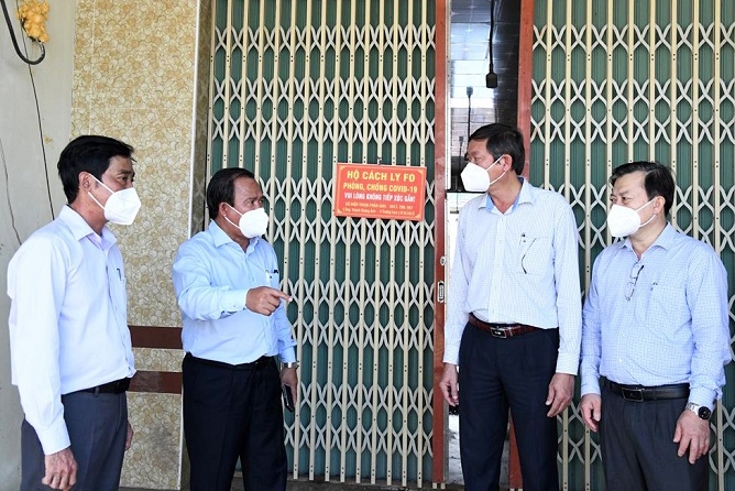 Ông Nguyễn Minh Luân (thứ hai từ trái qua) kiểm tra các hộ có trường hợp F0, F1 cthực hiện cách ly, điều trị tại nhà