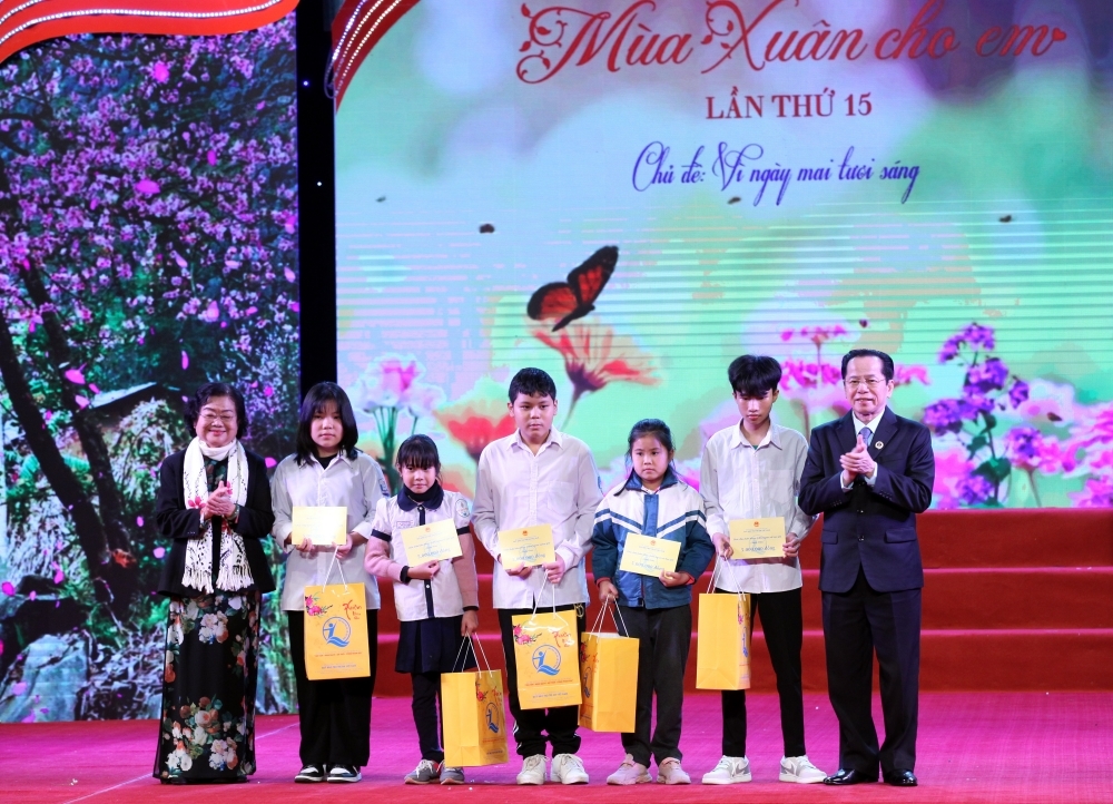 Nguyên Phó Chủ tịch nước Trương Mỹ Hoa và đại diện nhà tài trợ tặng quà cho trẻ em là nạn nhân trong đại dịch Covid-19 tại Chương trình.