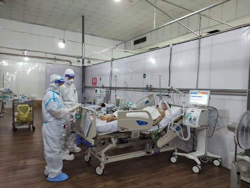 Chăm sóc bệnh nhân nặng tại Bệnh viện Dã chiến Điều trị bệnh nhân Covid-19 đa tầng quận Tân Bình, TP HCM