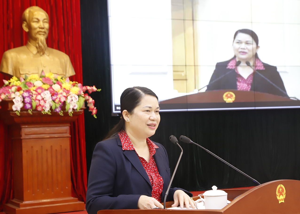 Bà Hoàng Thị Lề, Vụ trưởng Vụ Tuyên truyền (UBDT) trình bày Báo cáo Tổng kết thực hiện Quyết định số 45/QĐ-TTg