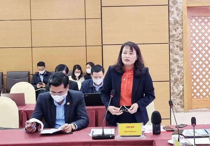 Bà Nguyễn Thu Hương, Phó Chủ tịch Thường trực UBND TP. Móng Cái thông tin đến các cơ quan báo chí