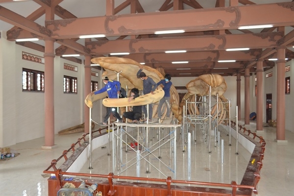 10 kỹ thuật viên thi công khung đỡ, xử lý xương mục, sơn phủ bóng phần xương cá voi