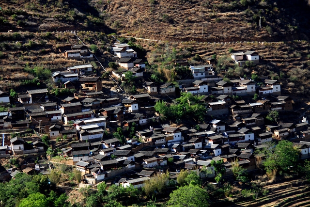 Ngôi làng cổ trên vách núi đá của người Naxi ở Trung Quốc | Báo Dân tộc và  Phát triển
