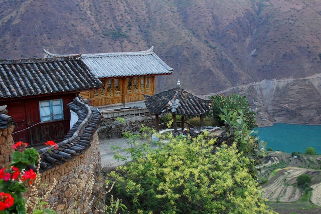 Ngôi làng cổ trên vách núi đá của người Naxi ở Trung Quốc 7