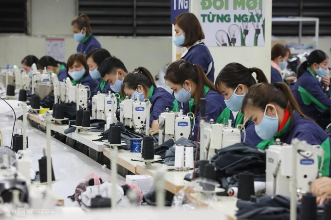 Công nhân dệt may tại một nhà máy ở Thái Nguyên may khẩu trang phục vụ chống dịch, tháng 2/2020. Ảnh: Ngọc Thành