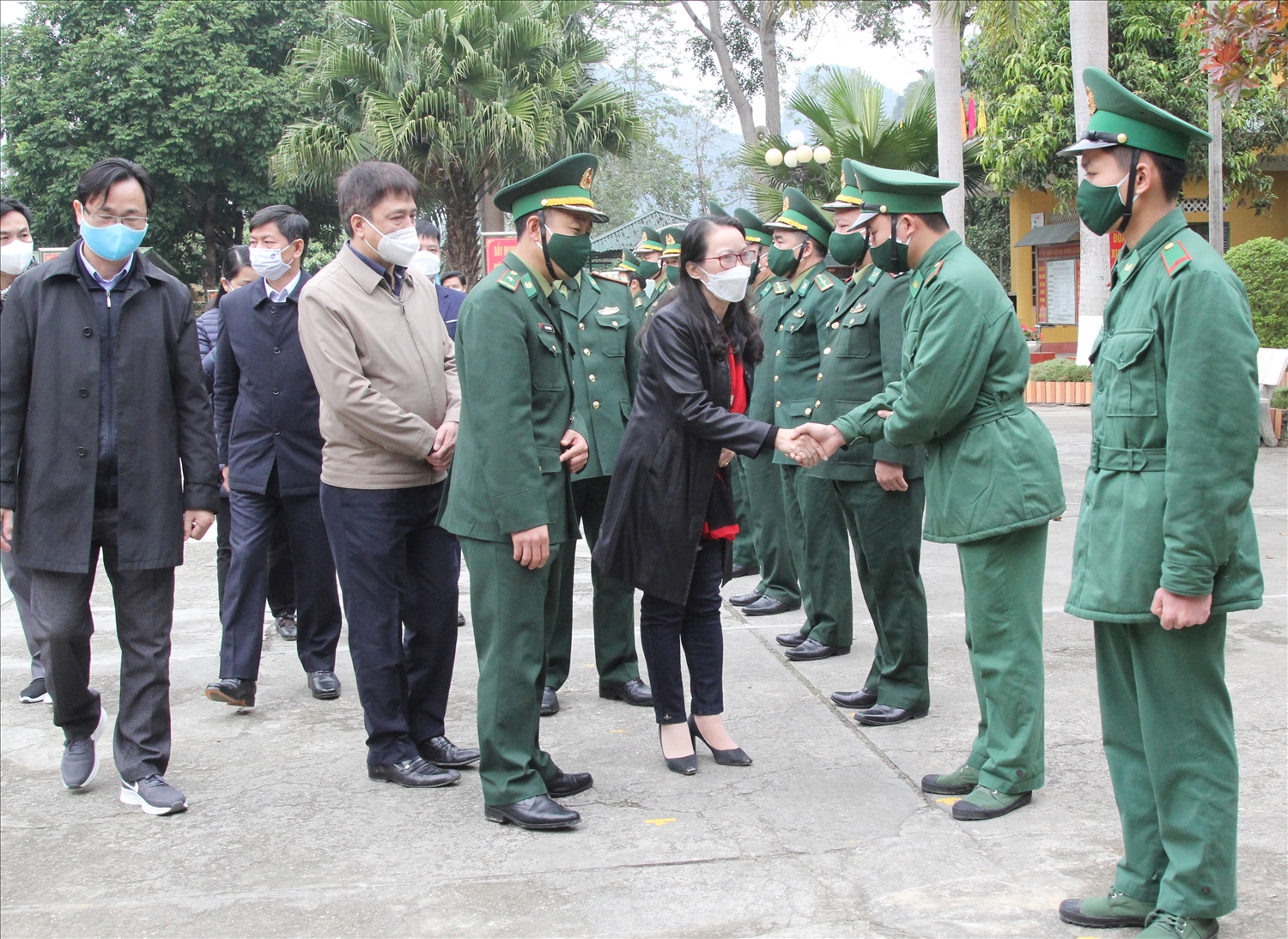 Thứ trưởng, Phó Chủ nhiệm Hoàng Thị Hạnh thăm hỏi động viên chiến sĩ Đồn biên phòng Tà Lùng