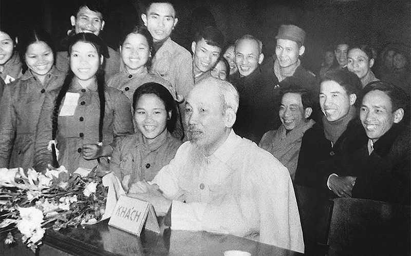 Ngày 12/1/1967, tại Thủ đô Hà Nội, Chủ tịch Hồ Chí Minh đến thăm Đại hội thi đua các Đội Thanh niên xung phong chống Mỹ, cứu nước. (Ảnh: TTXVN)