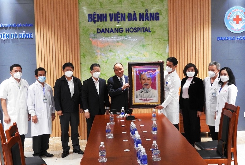 Chủ tịch nước tặng bức ảnh chân dung Chủ tịch Hồ Chí Minh cho Bệnh viện Đà Nẵng.