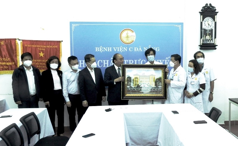  Chủ tịch nước tặng bức ảnh “Bến Nhà Rồng, nơi Chủ tịch Hồ Chí Minh ra đi tìm đường cứu nước” cho Bệnh viện C Đà Nẵng.